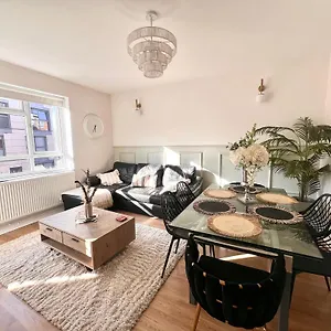 Apartamento 3 Minutes To Tower Of Trendy Shoreditch Recently Refurbished 3 Bedrooms Sleeps 8, Londres